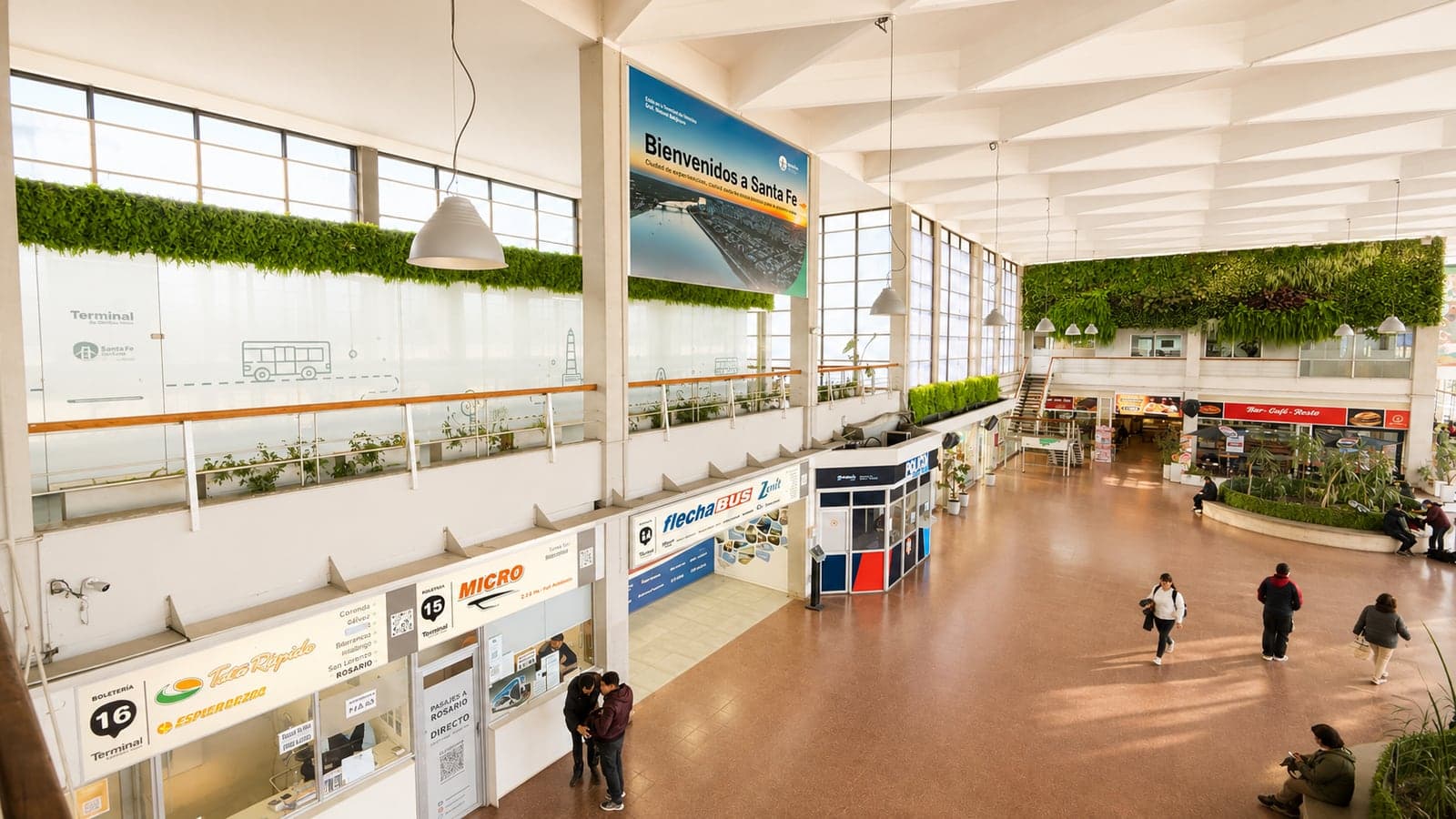 Hall central de la Terminal con el muro vegetal, el entrepiso y las boleterías al fondo