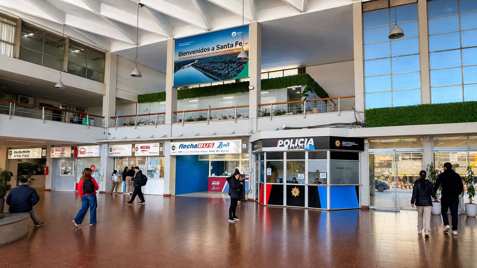 Puesto del destacamento de la Policía de Santa Fe en el hall central de la Terminal
